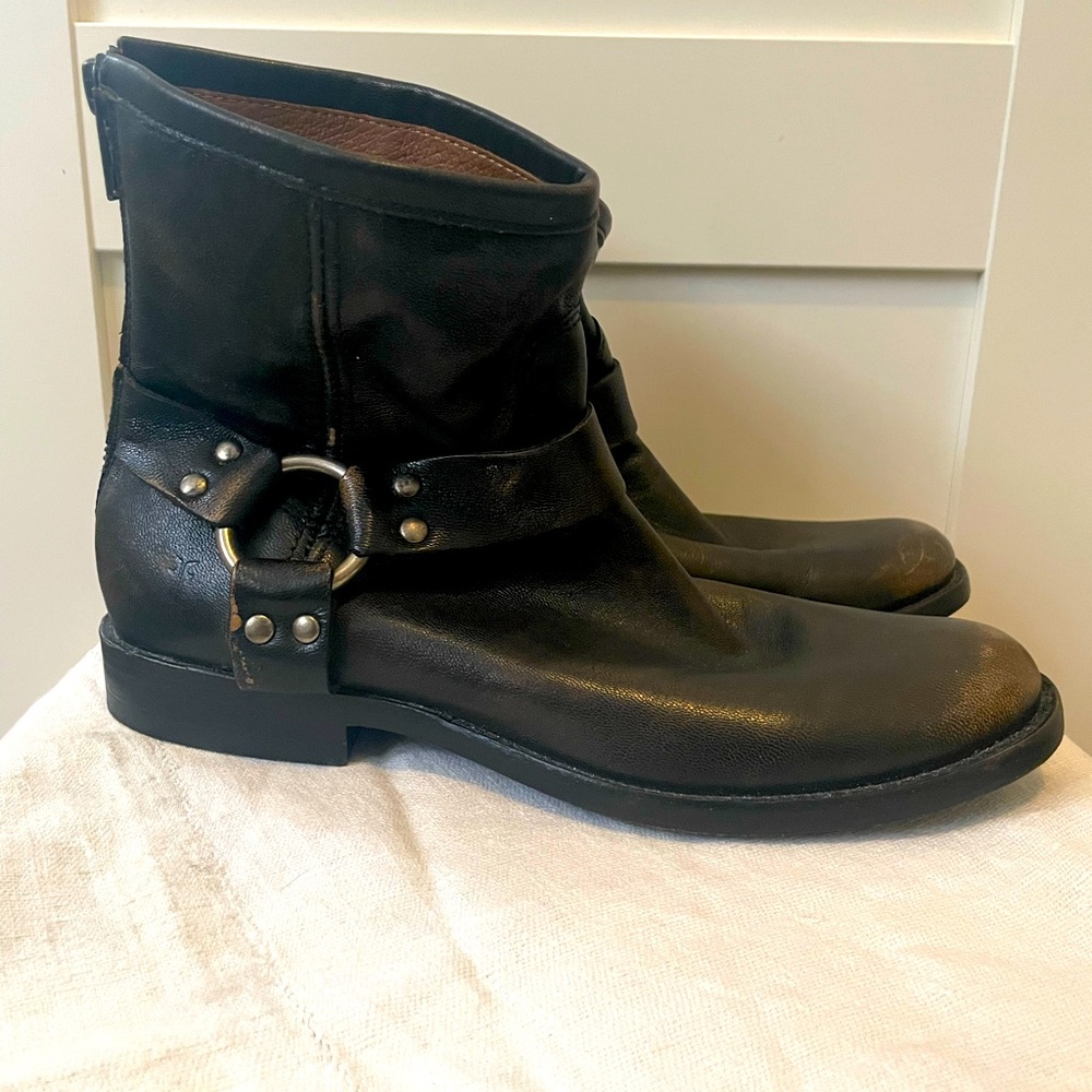 FRYE Buckle boots two tone black distressed leather.